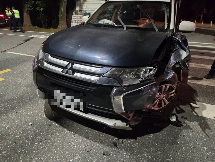 警巡邏車撞上分隔島導致車頭毀損。警方提供
