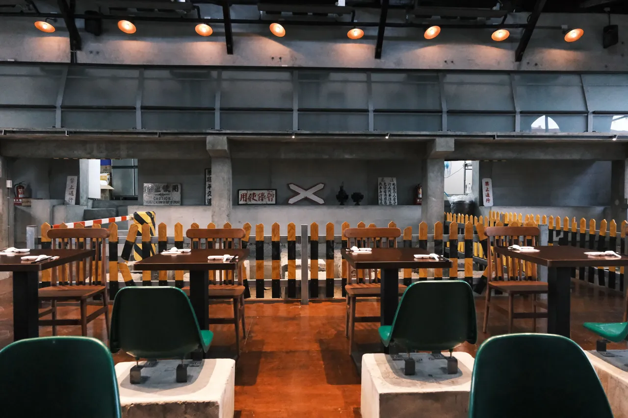 「机关车库Tea House 1917」利用修车水泥柱作为餐椅空间，更保留了修车沟等结构。云品国际提供