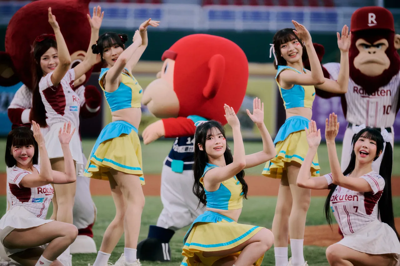 菜鸟仔们与乐天女孩学姊们携手挑战乐天球场开场舞 热力引爆全场。公视台语台提供