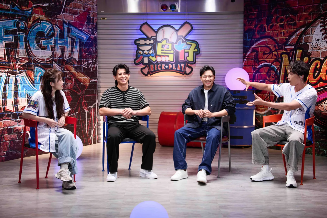 （左起）陆筱晴、陈杰宪、吴念庭、黄镫辉趁机当场拜师学艺 向两位球星学习职棒技巧。公视台语台提供