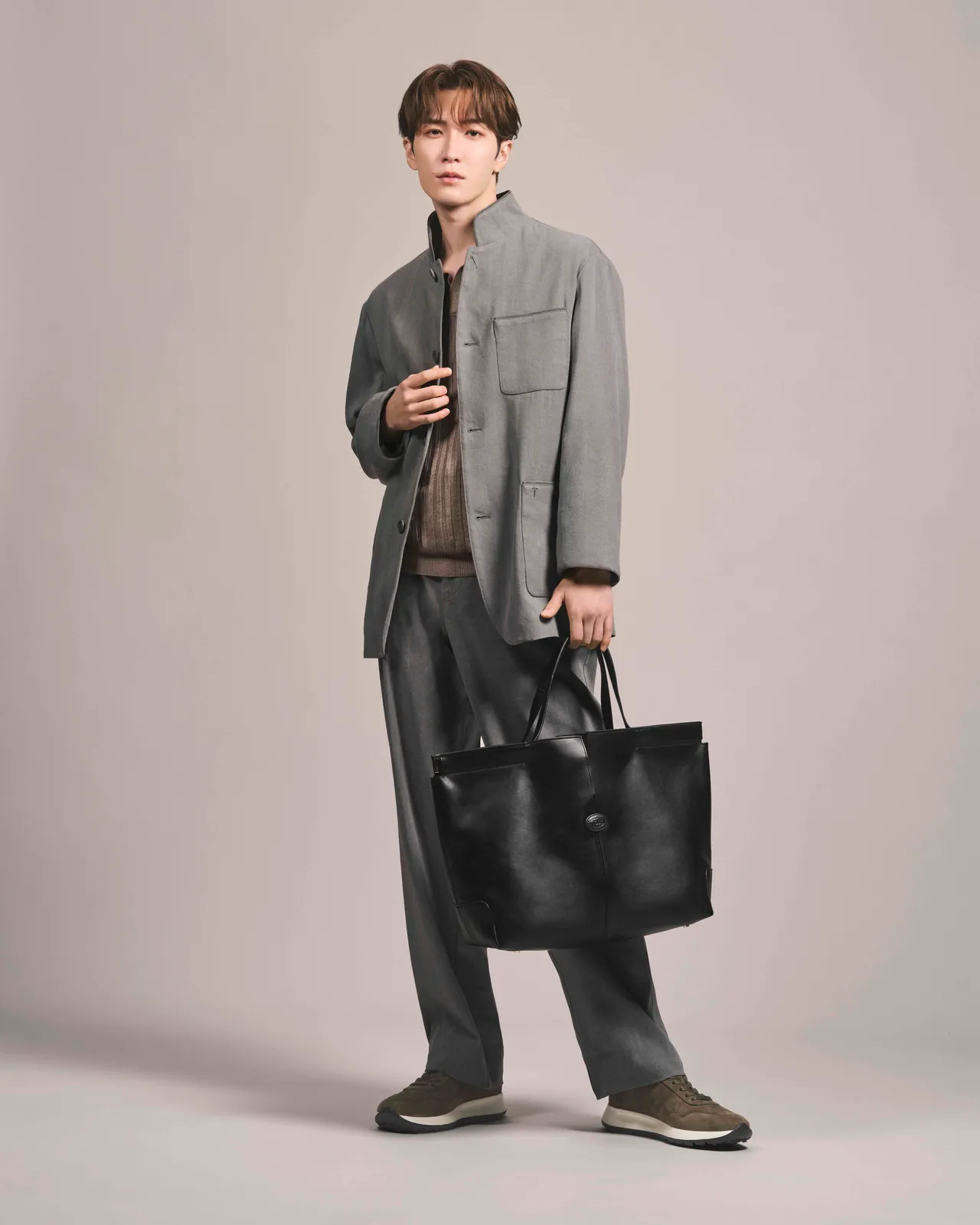 渡邊翔太以DI FOLIO系列黑色大包配上全新RED DOT休閒鞋。品牌提供