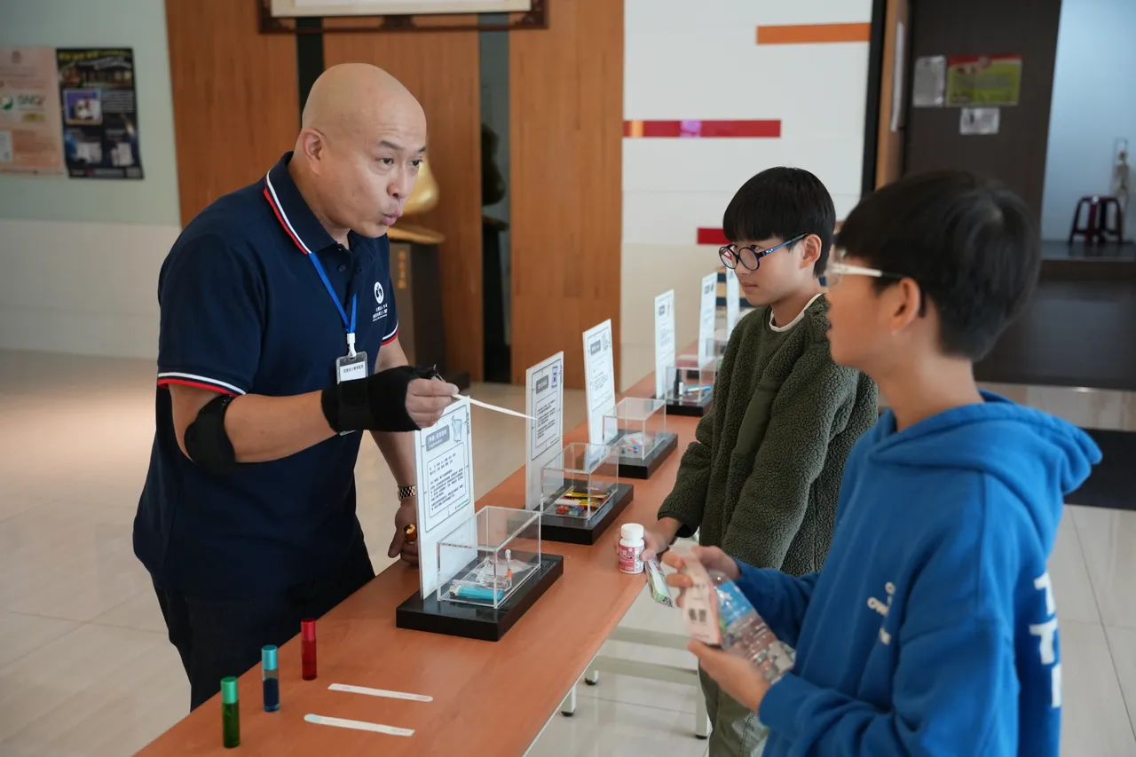 現場以播放影片、宣講、有獎徵答方式進行，與參與親子互動，讓反毒教育深入人心。紅崴科技提供