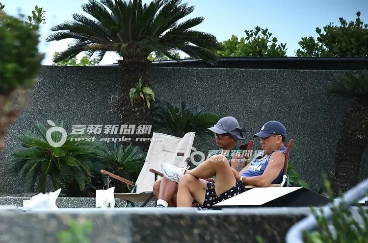 《 壹蘋新聞網》去年9月直擊具俊曄（左）拿著平板電腦和從紐約來台的韓國好友Michael，坐在大S墓前尋找創作紀念雕像的靈感。特勤中心攝