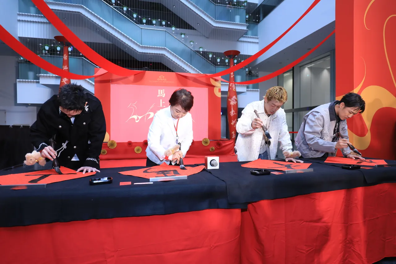 盧秀燕與玖壹壹現場揮毫。市府提供