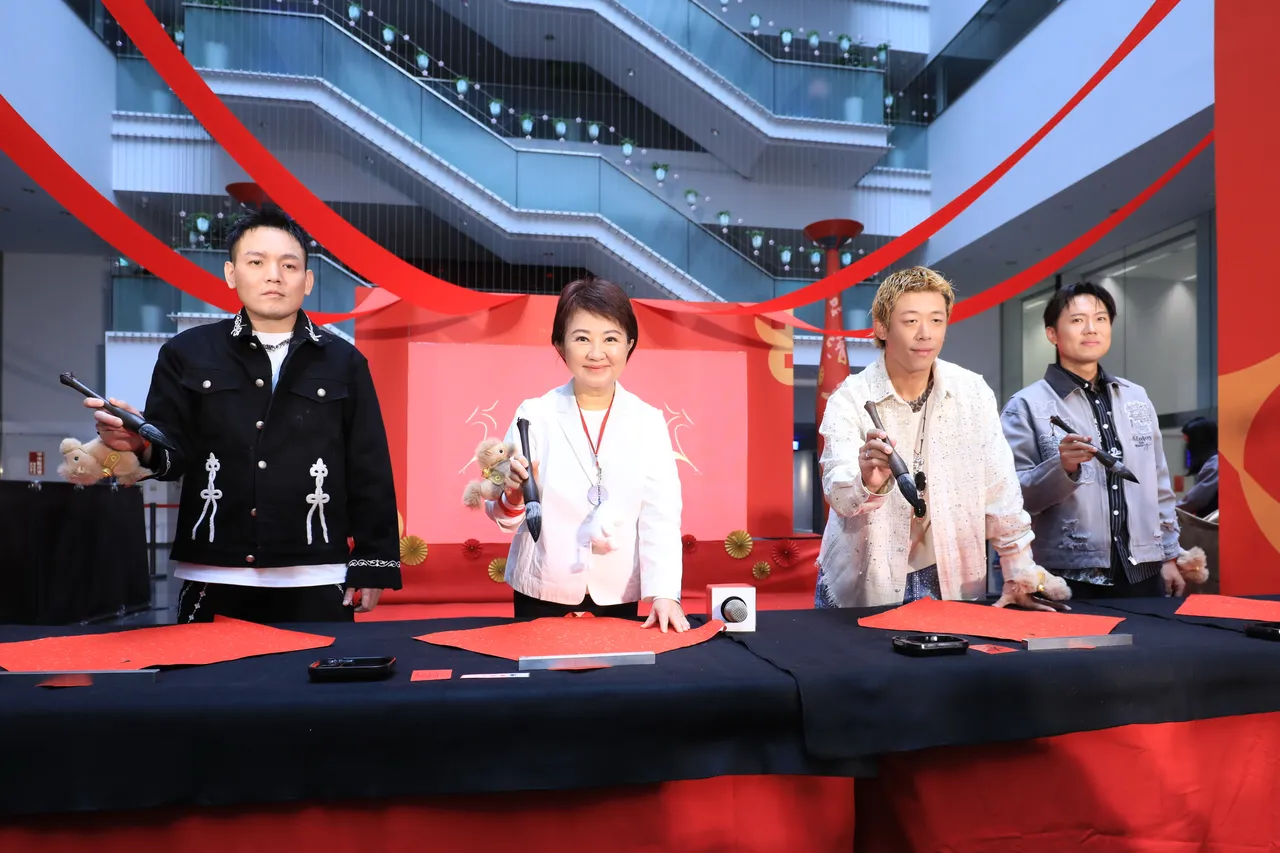 春風（左一）說他寫200個字才挑1個字。市府提供