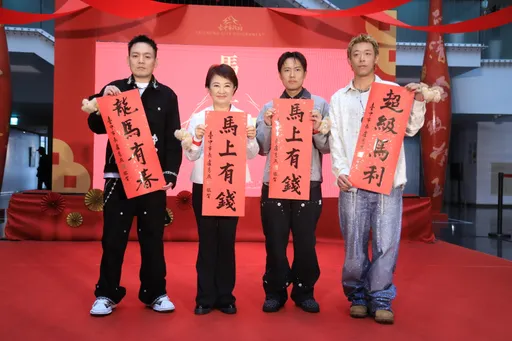 天團玖壹壹為台中揮毫馬年春聯　盧秀燕驚呼：隱藏版書法家