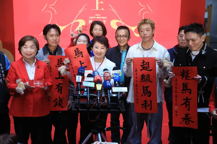 盧秀燕笑說玖壹壹3人是「隱藏版書法家」。市府提供