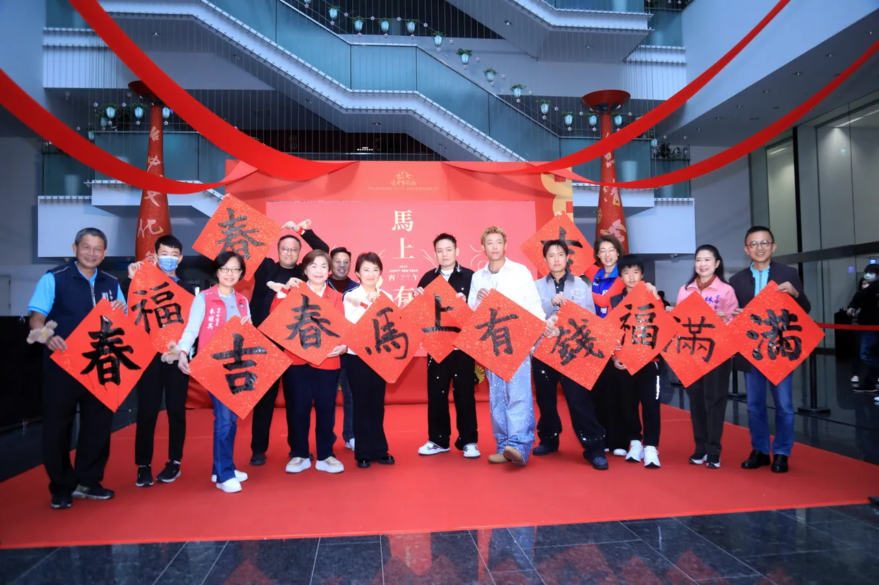 今年的創意春聯、紅包袋和10元紅包福袋，都以馬造型設計的主視覺為主。市府提供
