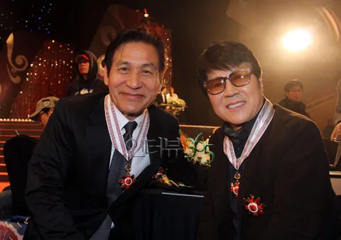 趙容弼（右）是安聖基的國中同學，今天一看到訃聞，立刻到靈堂追悼。翻攝interview365