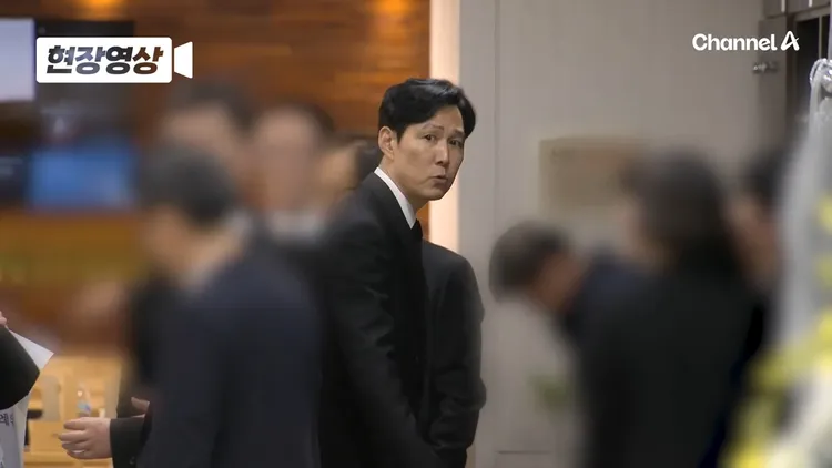 李政宰現身安聖基靈堂致意。翻攝Channel A