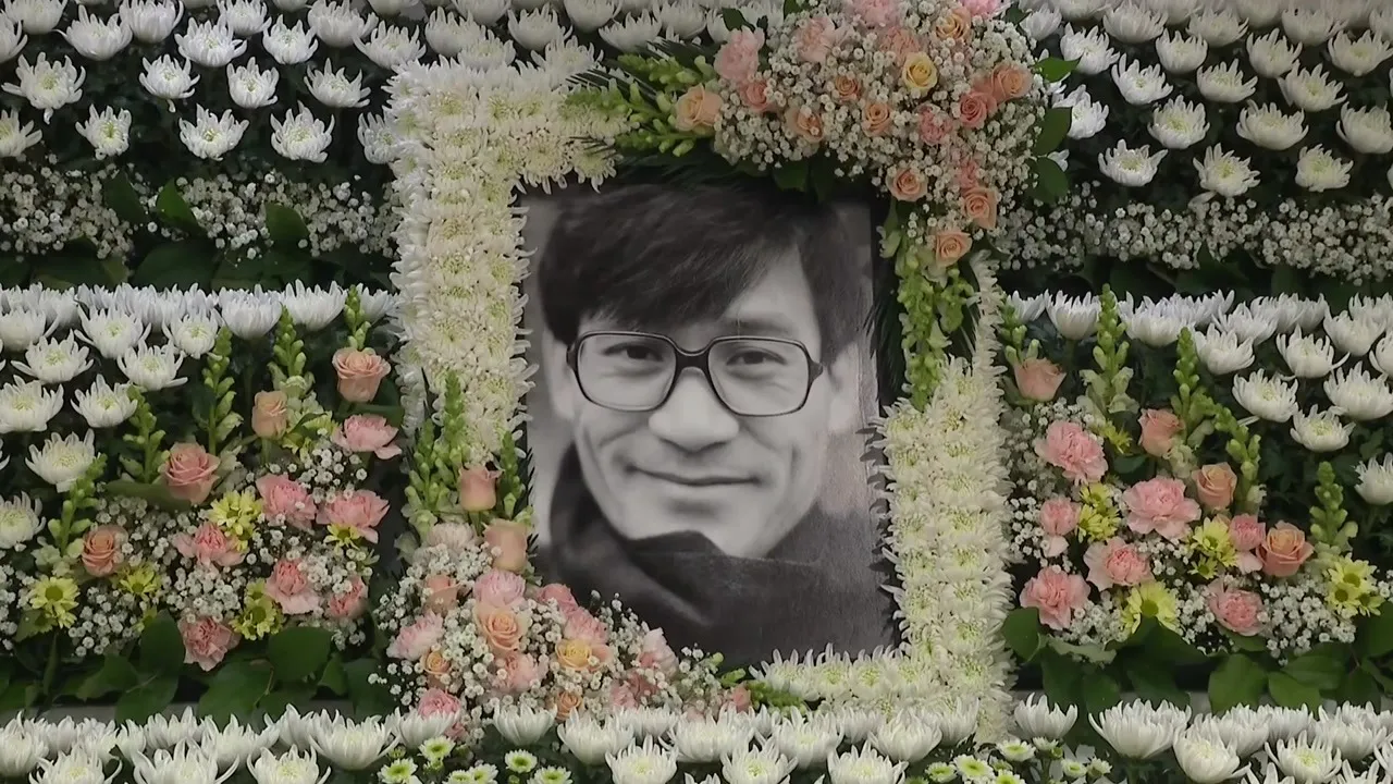 安圣基灵堂曝光，遗照使用年轻时戴眼镜照片。翻摄YTN