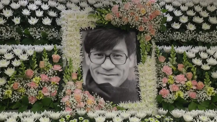 安聖基靈堂曝光，遺照使用年輕時戴眼鏡照片。翻攝YTN