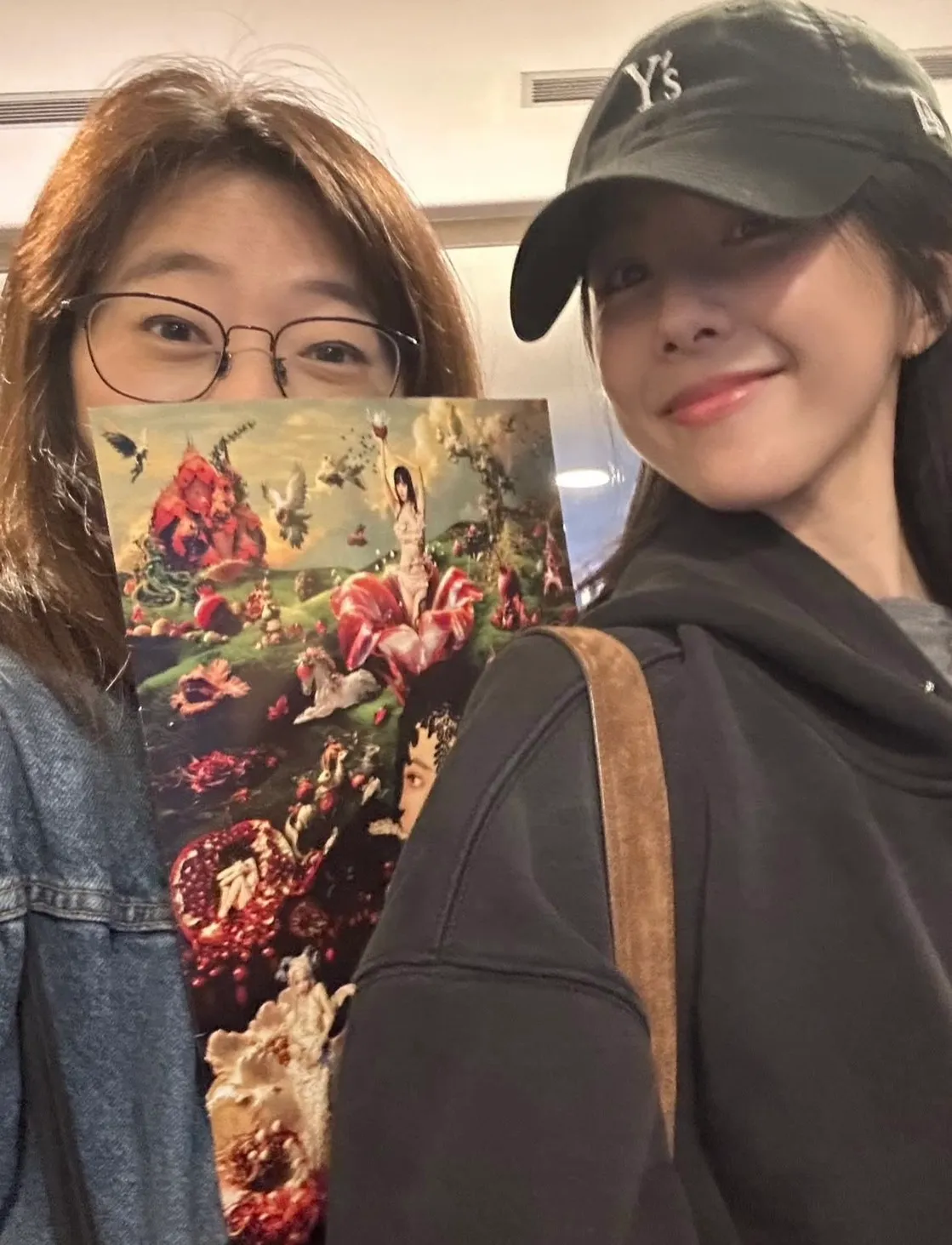 邵雨薇（右）与好友开心朝圣蔡依林演唱会。翻摄自邵雨薇IG