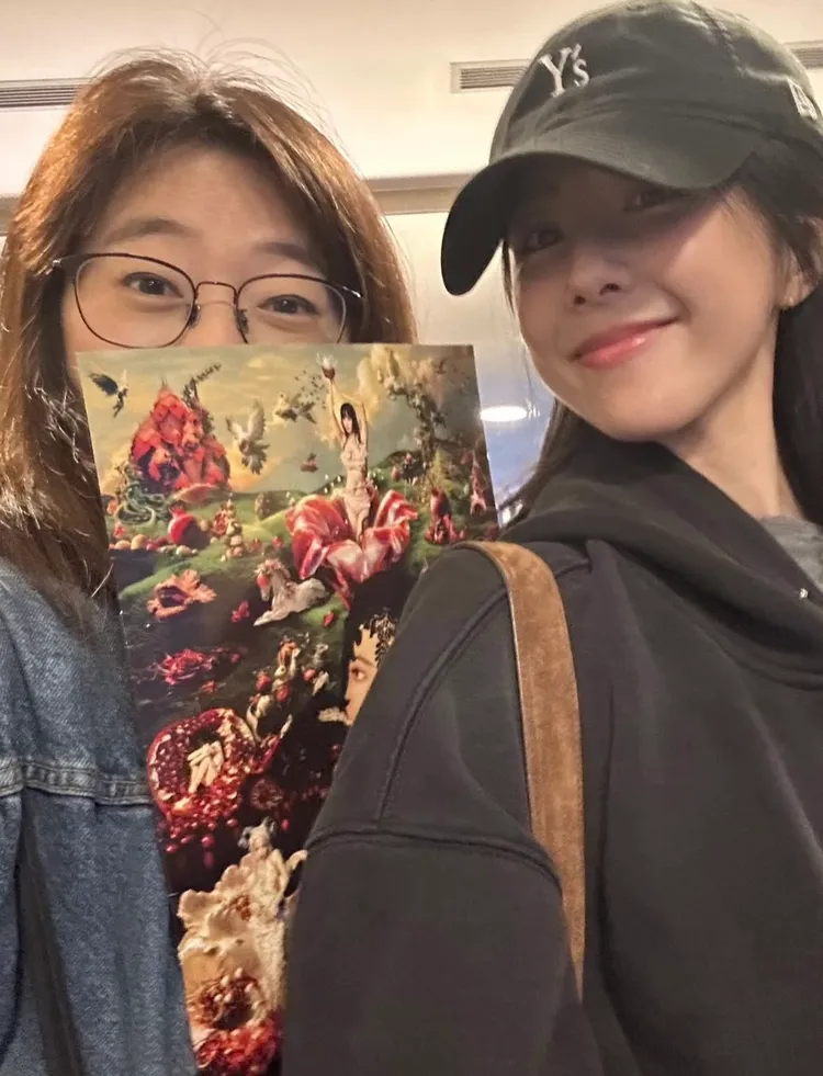 邵雨薇（右）與好友開心朝聖蔡依林演唱會。翻攝自邵雨薇IG