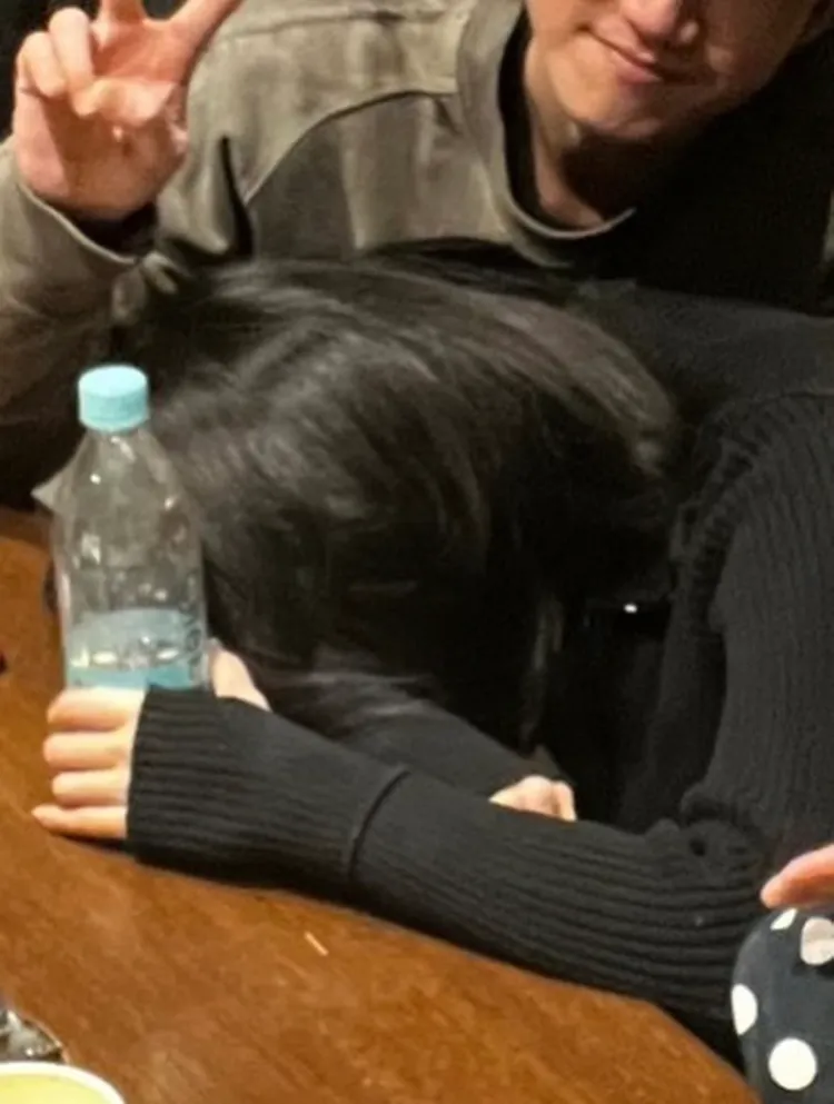 吳慷仁湊到女友邵雨薇身後俏皮比YA合影。翻攝自邵雨薇IG