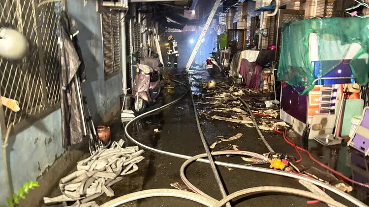 這場火警造成12戶受損，其中7戶較為嚴重，居民已由區公所協助安置。民眾提供