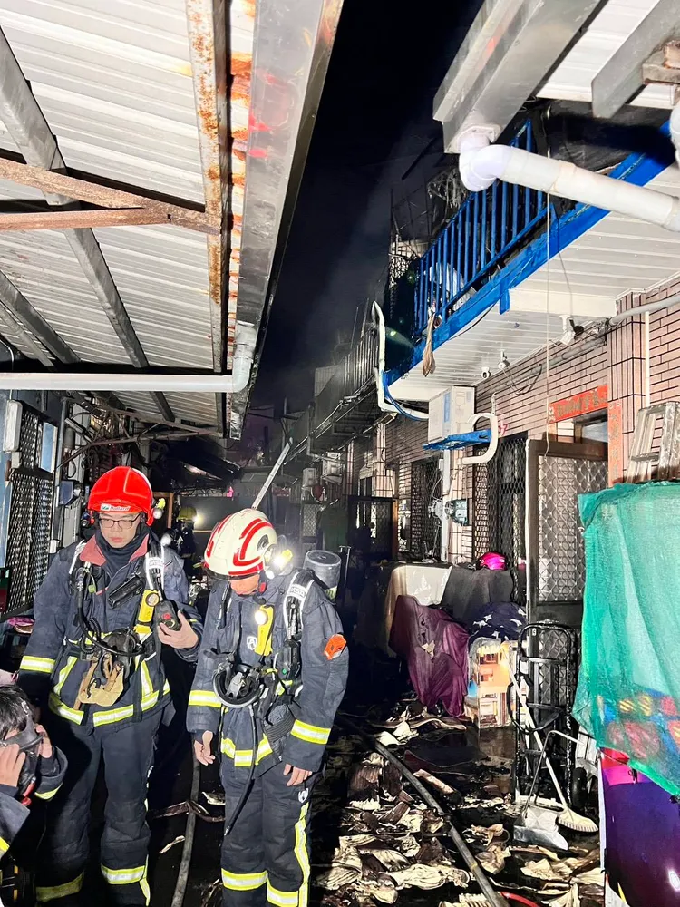 12戶連棟民宅被燒毀，現場一片凌亂。民眾提供