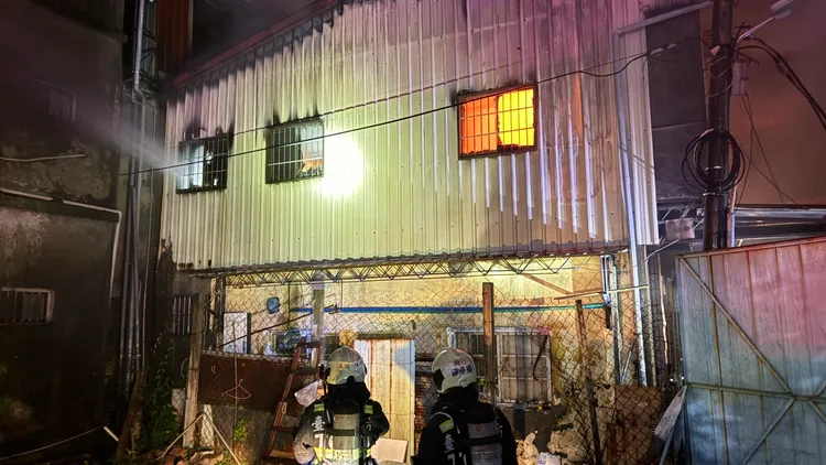 火勢在屋內燃燒。民眾提供