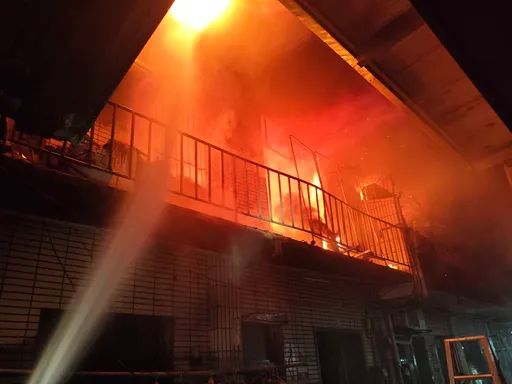 台中暗夜惡火連燒12棟民宅　男友外出！單親媽遭重物壓困慘死