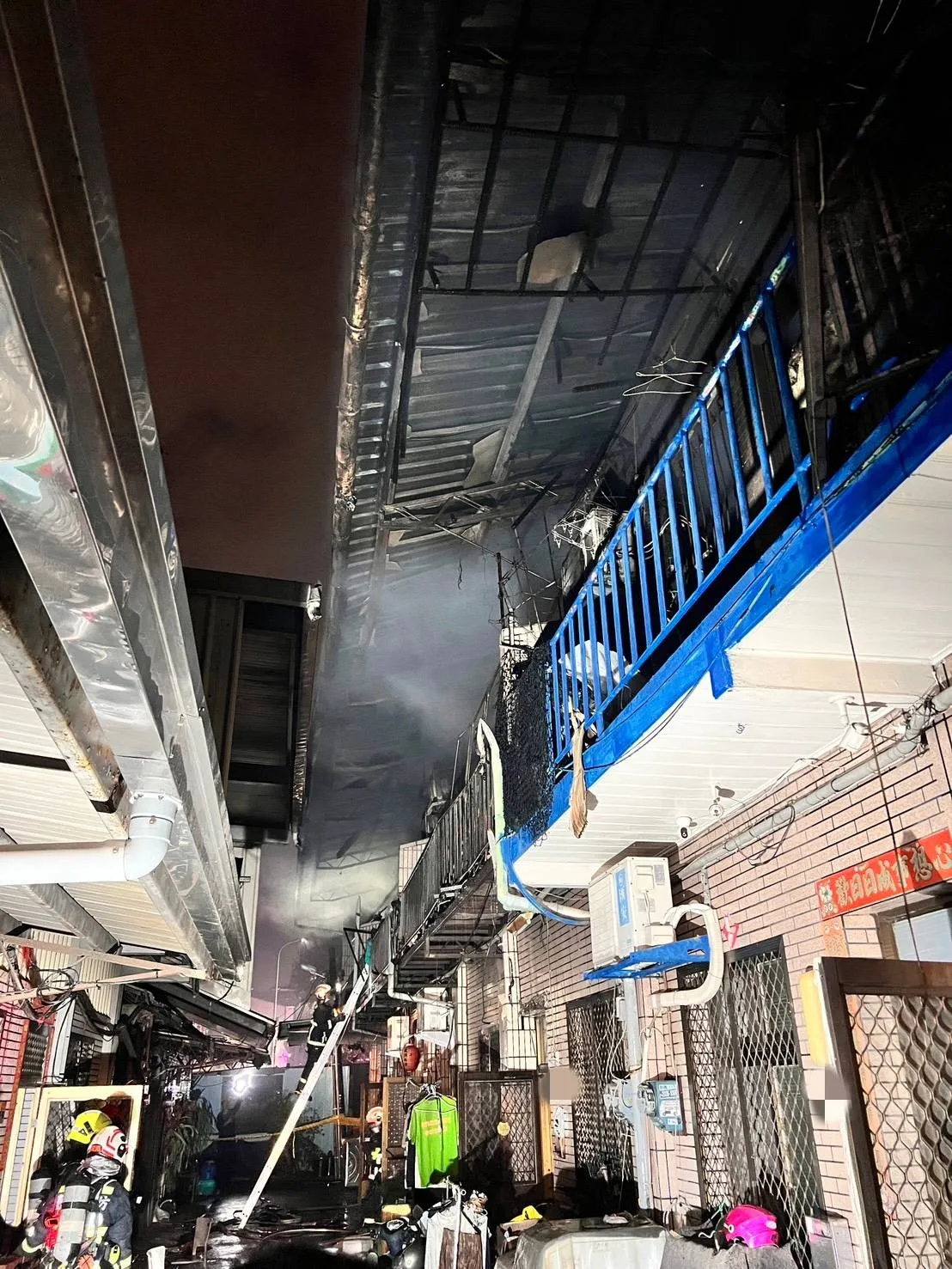 現場為老舊連棟建物。民眾提供