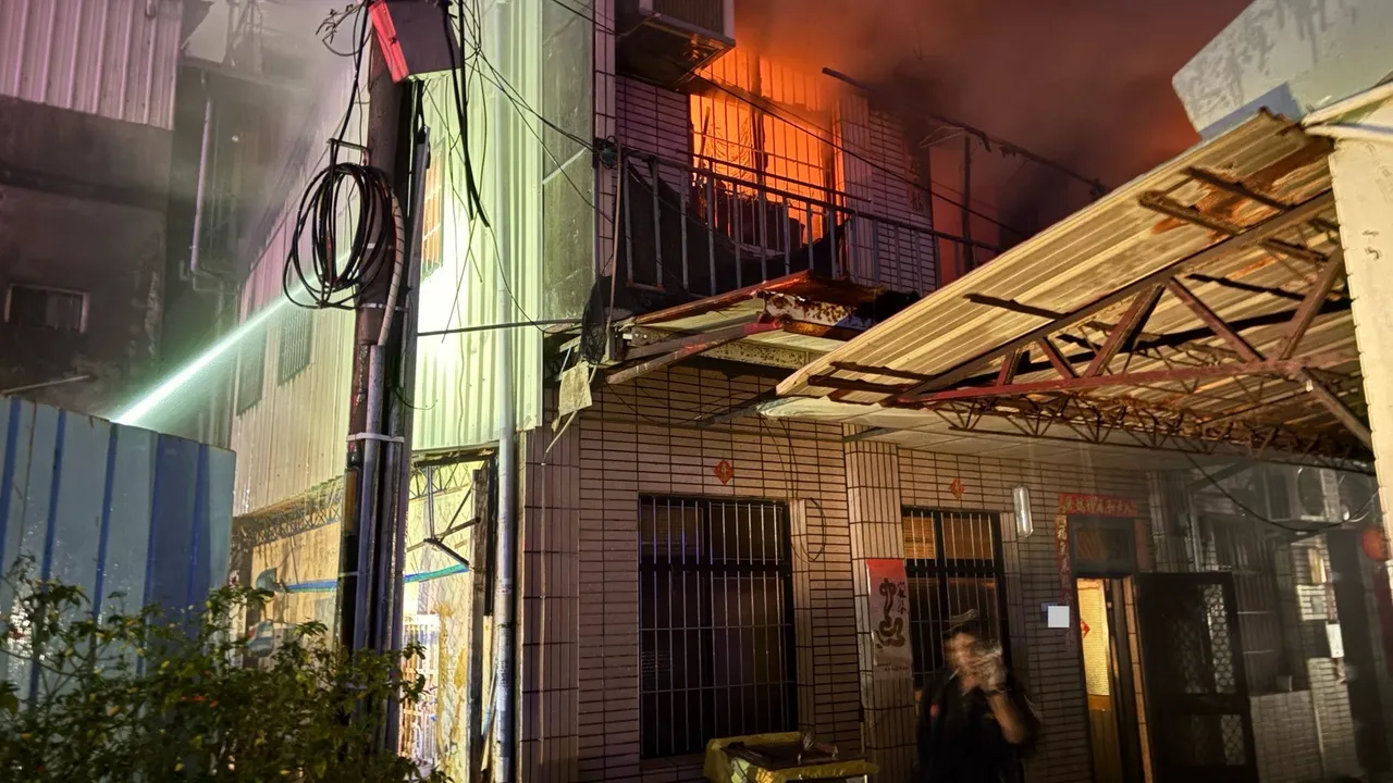 現場為磚造或木造連棟建物，火勢迅速延燒。民眾提供