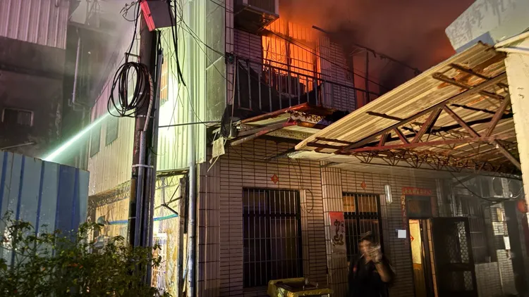現場為磚造或木造連棟建物，火勢迅速延燒。民眾提供