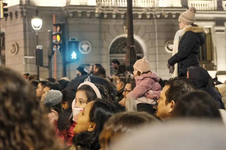 1月6日「三王節」對西班牙人意義重大，傳統上是孩子們收耶誕禮物的日子，被視為「西班牙的兒童節」。首都馬德里5日晚間舉行「三王節遊行」活動，雖然受到北極寒流來襲影響，夜晚氣溫降至攝氏1度，但是來看遊行的孩子們熱情不減，坐在父母親的肩上開心地向三王揮手，高喊「三王節快樂」。 中央社