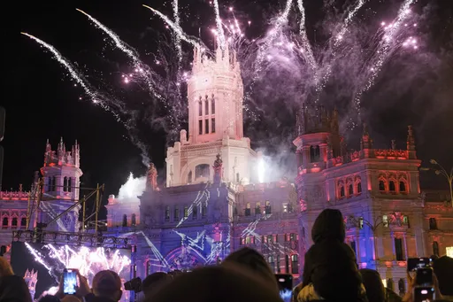 西班牙首都三王节游行　烟火灯光秀热闹告别耶诞假期