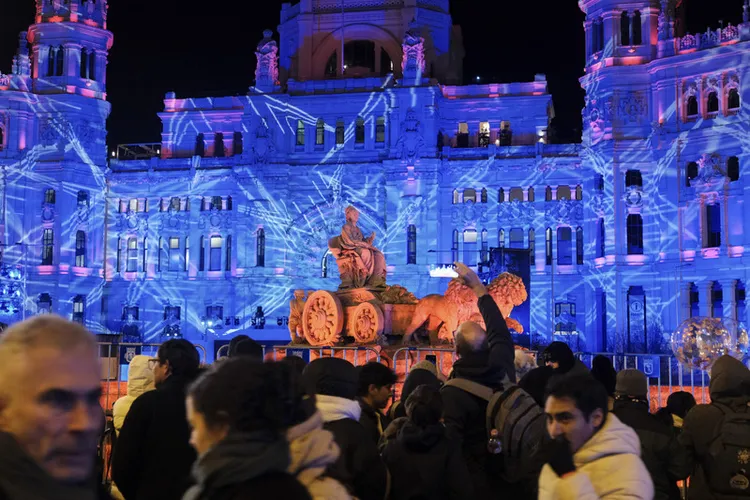 西班牙首都馬德里5日晚間舉行年度「三王節遊行」（Cabalgata de los Reyes），活動以市政廳施放的燦爛煙火秀畫下句點後，許多民眾與遊客仍依依不捨地逗留，與點綴了繽紛燈光的西貝萊斯噴泉及馬德里市政廳合影後，才心滿意足離場。中央社