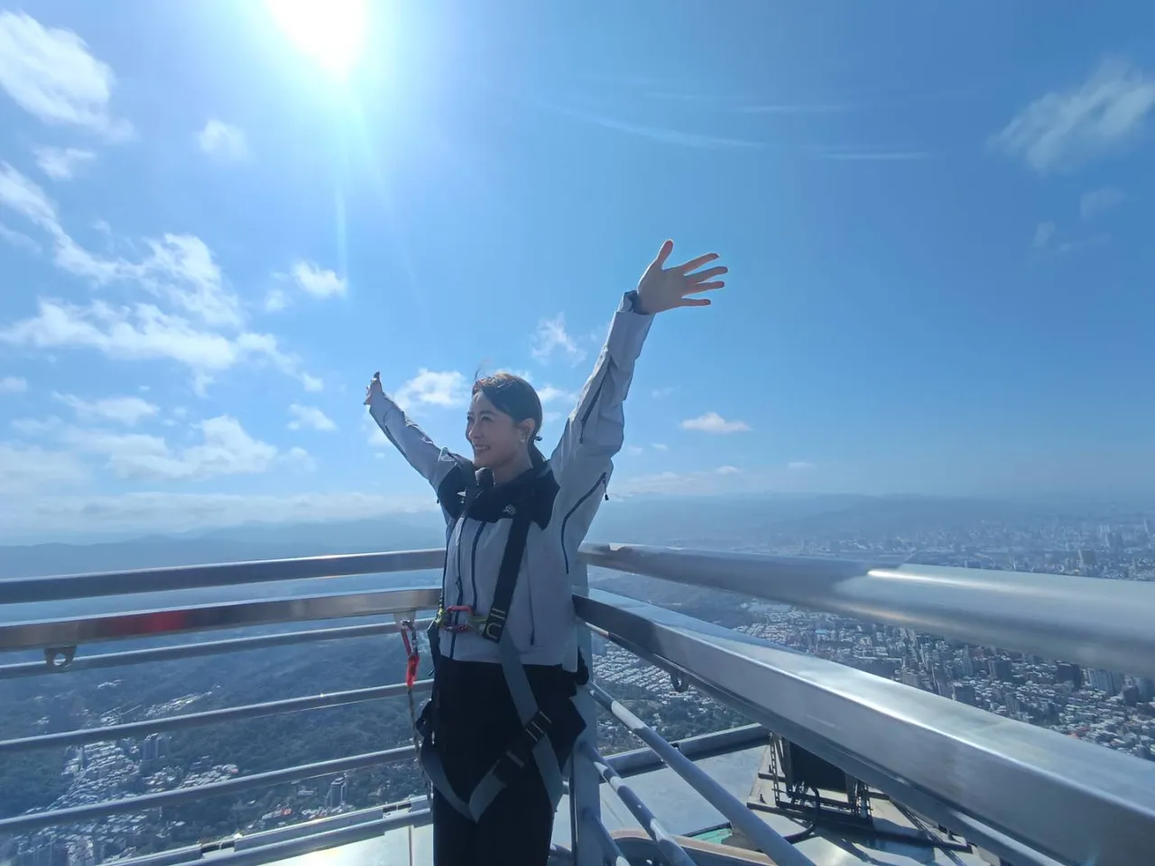 美國攀岩傳奇艾力克斯霍諾德（Alex Honnold）日前完成徒手攀登台北101壯舉震撼全球，台北101今重新宣傳最高樓戶外體驗「Skyline 天際線460」。許麗珍攝