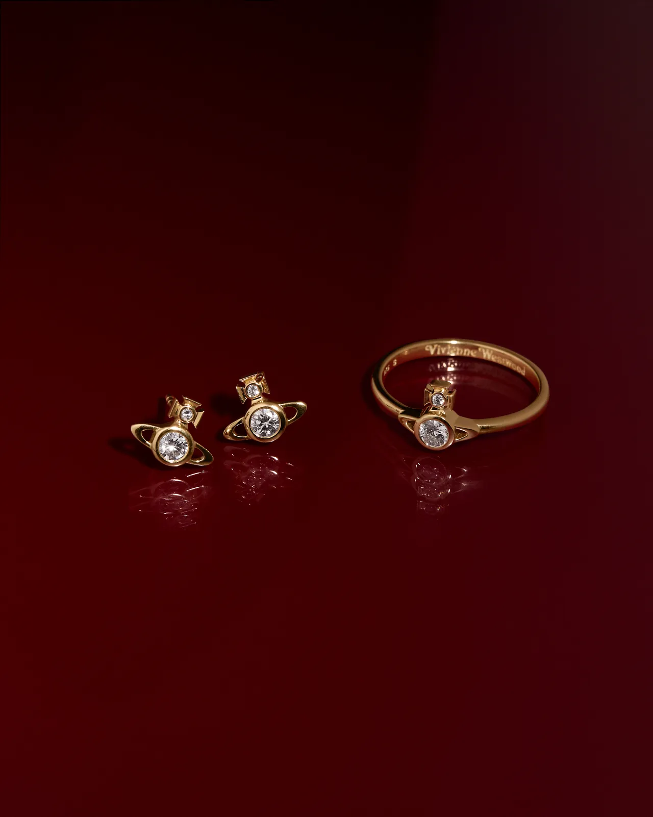 Vivienne Westwood BATTERSEAR耳環（左）2萬2300元、BATTERSEA戒指（右）2萬3700元。品牌提供