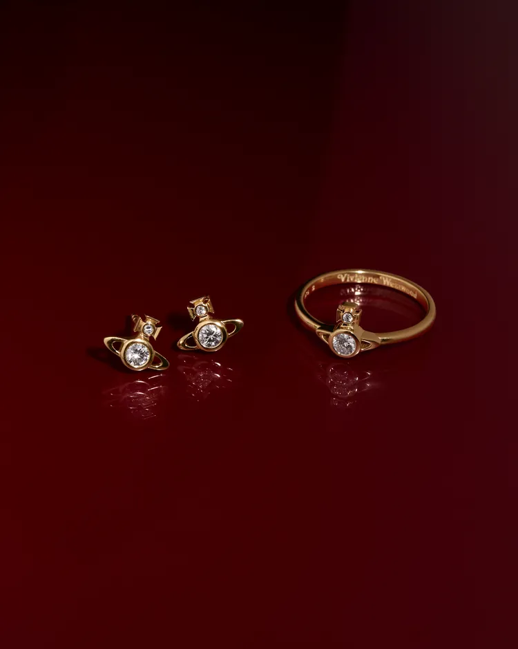 Vivienne Westwood BATTERSEAR耳環（左）2萬2300元、BATTERSEA戒指（右）2萬3700元。品牌提供