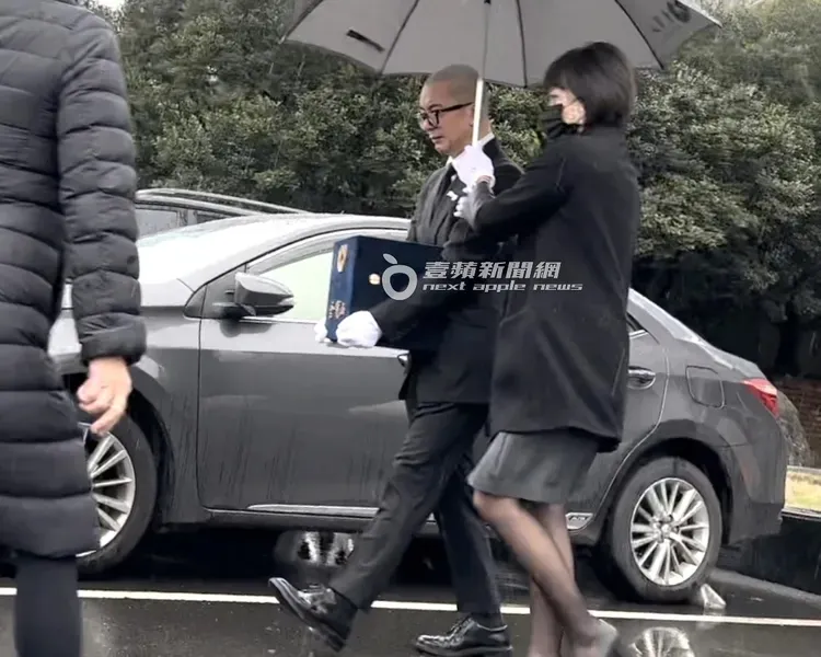 大S逝世第41天，具俊曄捧著愛妻骨灰長眠金寶山玫瑰園。特勤中心攝