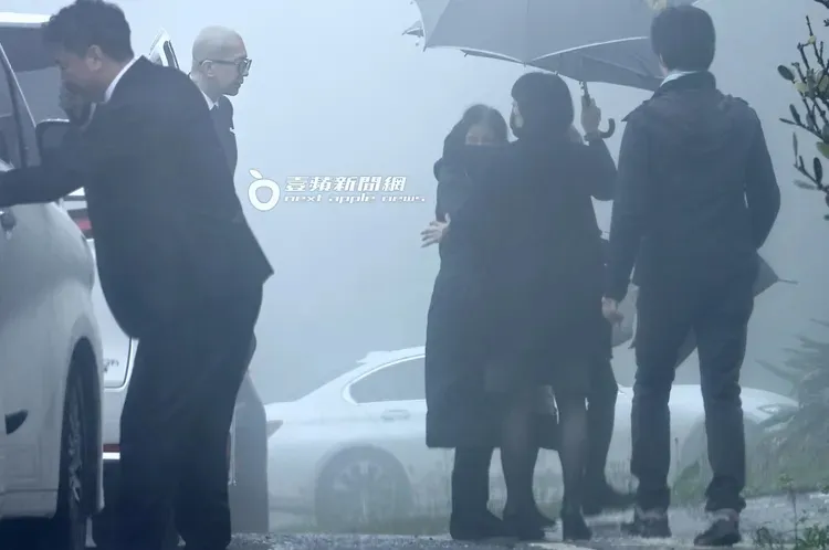 大S老公具俊曄（左二）和S媽（中）一起到金寶山送她最後一程。特勤中心攝