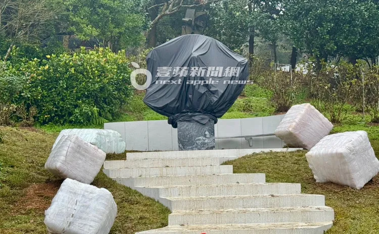 具俊曄為大S設計的紀念雕像坐落於金寶山碑林名人區，目前以黑色帆布覆蓋，尚未揭幕。特勤中心攝