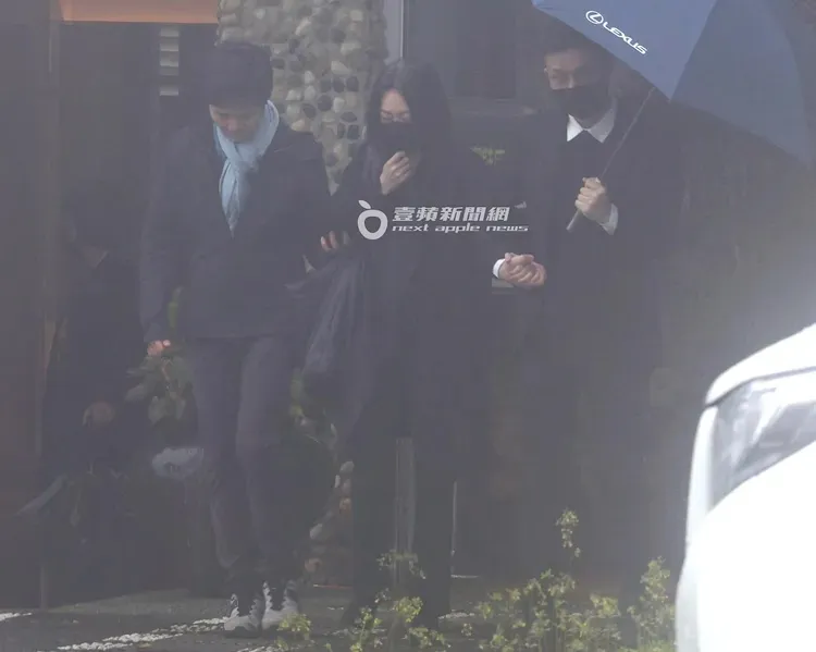 許雅鈞（右起）牽著小S到金寶山玫瑰園送別大S，許雅鈞姐姐也攙扶著小S。特勤中心攝