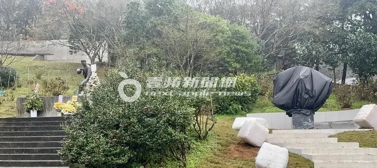 大S紀念雕像（右）就在高以翔紀念區旁。特勤中心攝