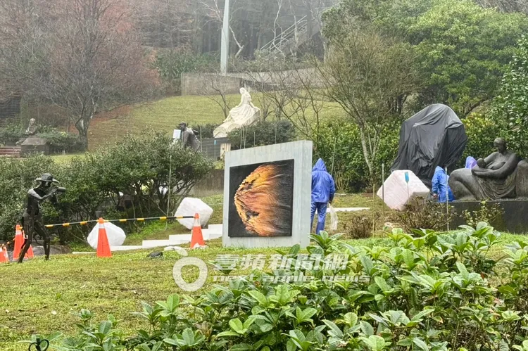 好幾名園丁穿著雨衣，在大S紀念園區打掃環境。特勤中心攝