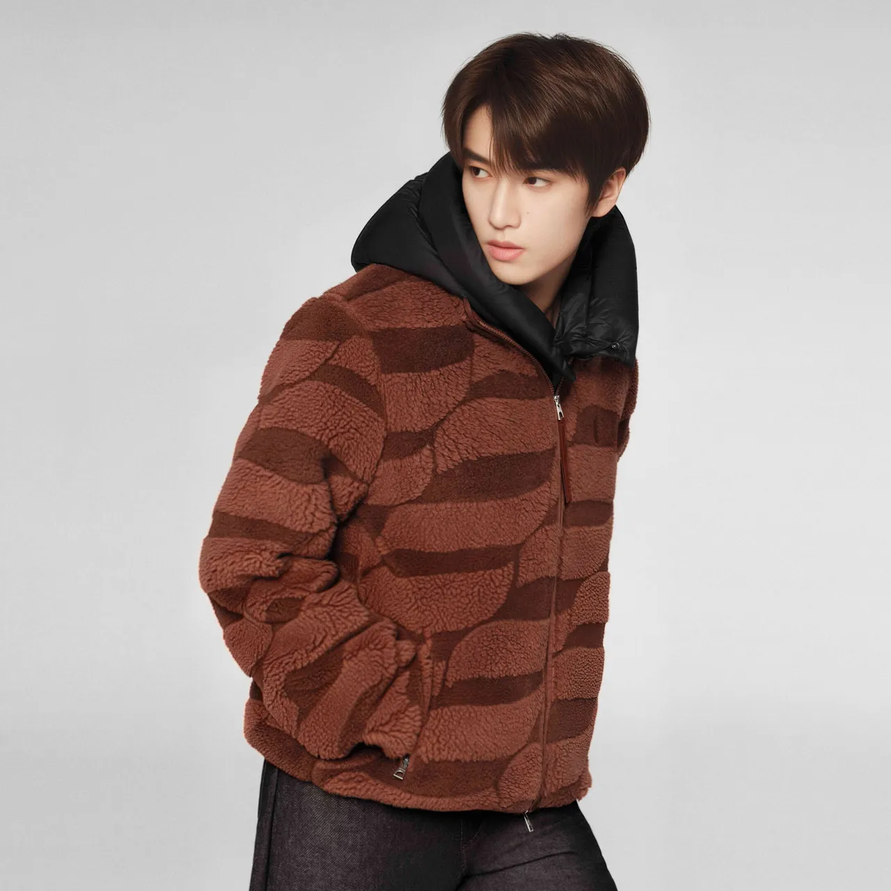 張康樂搶先換上MONCLER 2026新春系列泰迪絨毛外套。品牌提供