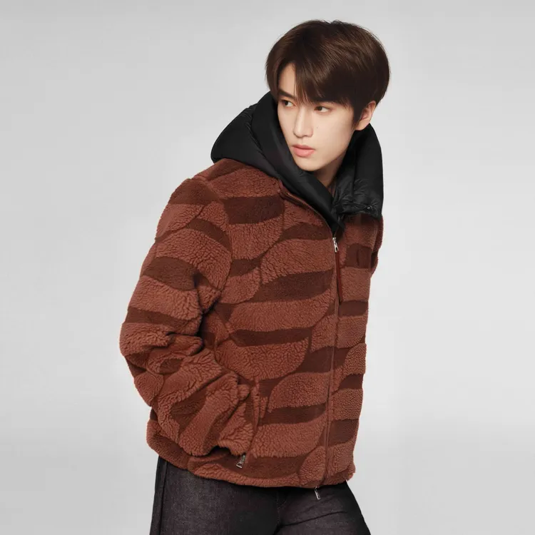 張康樂搶先換上MONCLER 2026新春系列泰迪絨毛外套。品牌提供