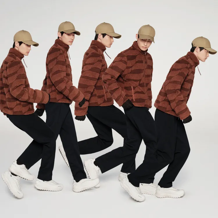 MONCLER以駿馬奔騰時昂首騰躍之姿為靈感，形象片也充滿動感。品牌提供