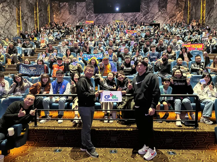 中華職棒會長蔡其昌（左）與中職球星曾頌恩（右）昨（1）日到台中戲院參與映後活動，現場座無虛席。牽猴子提供