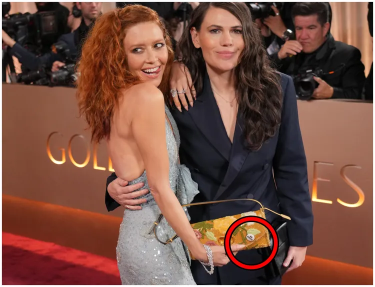 娜塔莎里昂(左）的手拿包上面別著醒目的白色「Be Good」徽章。美聯社