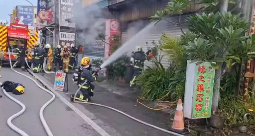 宜蘭冬山汽修廠清晨火警！鐵皮屋濃煙遮天　搶救畫面曝光