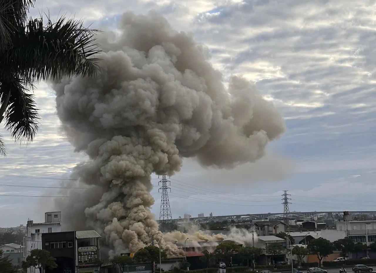 宜蘭冬山一處汽車修理廠，今天上午發生火警。翻攝宜蘭知識+
