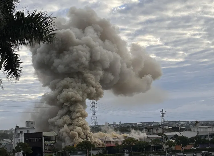 宜蘭冬山一處汽車修理廠，今天上午發生火警。翻攝宜蘭知識+