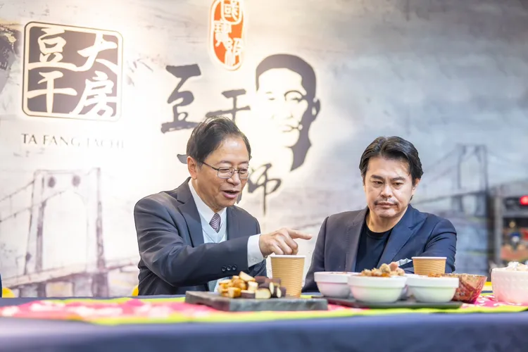 張善政和大房食品公司總經理黃建嘉。大房食品公司提供