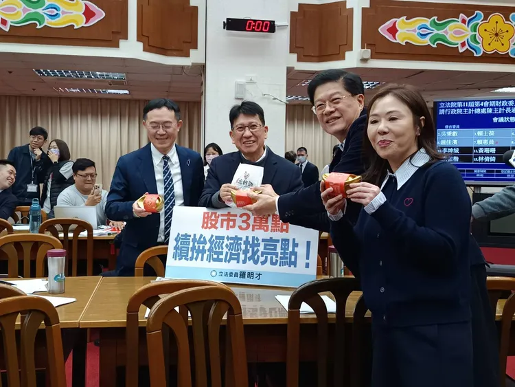 台股漲逾3萬點，立法院財政委員會一片歡樂，立委羅明才今表示「股市3萬點，續拼經濟找亮點」，現場大方請客200份雞排、珍奶200份。許麗珍攝
