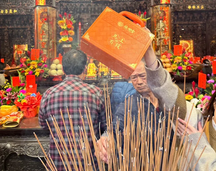 大甲鎮瀾宮推出限量錢母套組，擁有香火加持，更有「馬上賺」諧音好彩頭。大甲鎮瀾宮提供