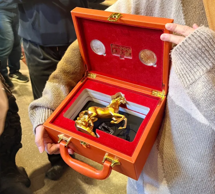 2026大甲鎮瀾宮限量錢母套組，牌匾上刻著「2026丙午年馬上賺」，結合馬兒騰躍的姿態。大甲鎮瀾宮提供